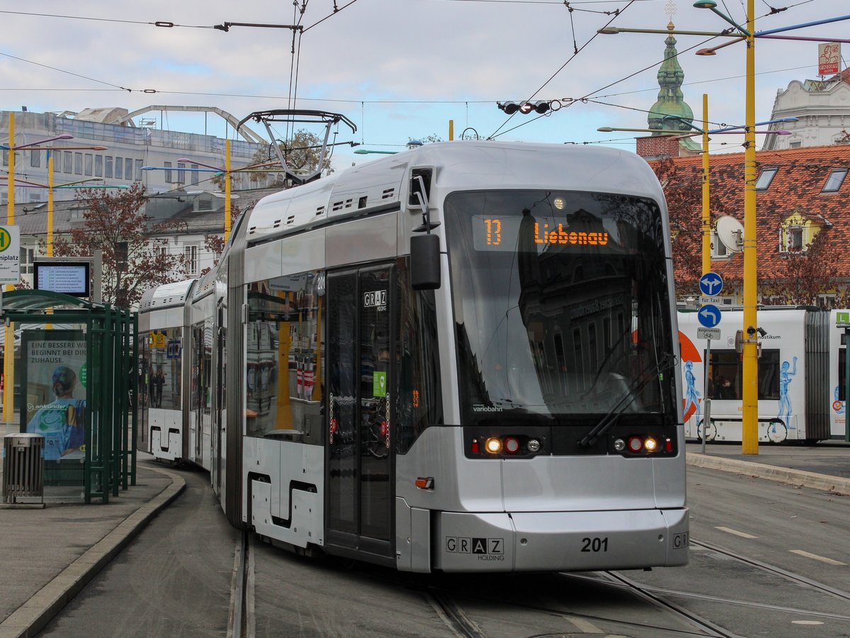 Graz. Am 13.12.2020 fanden in Graz Massentestungen auf das Coronavirus statt, dabei wurde ein Shuttleverkehr mit Einschubwagen eingerichtet.
Zwei Variobahnen waren als Linie E13 unterwegs. Das besondere daran ist, das aufgrund der Infrastruktur auf der Linie 3 und 13 im Bereich Schillerplatz keine Variobahnen auf den genannten Linien unterwegs sein können. Da die Einschübe allerdings kurzgeführt über den Jakominiplatz/Steierhof wurden, war es also doch möglich, das seltene Phänomen, eine Variobahn als  13er  zu fotografieren.
Graz Linien Variobahn 201 ist hier beim Wenden beim Steirerhof zu sehen.