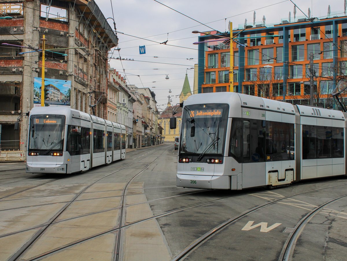Graz. Am 13.12.2020 fanden in Graz Massentestungen auf das Coronavirus statt, dabei wurde ein Shuttleverkehr mit Einschubwagen eingerichtet.
Zwei Variobahnen waren als Linie E13 unterwegs. Das besondere daran ist, das aufgrund der Infrastruktur auf der Linie 3 und 13 im Bereich Schillerplatz keine Variobahnen auf den genannten Linien unterwegs sein können. Da die Einschübe allerdings kurzgeführt über den Jakominiplatz/Steierhof wurden, war es also doch möglich, das seltene Phänomen, eine Variobahn als  13er  zu fotografieren.
Nach dem Wenden im Steirerhof begegneten sich die Variobahnen 206 und 201 am Jakominiplatz.