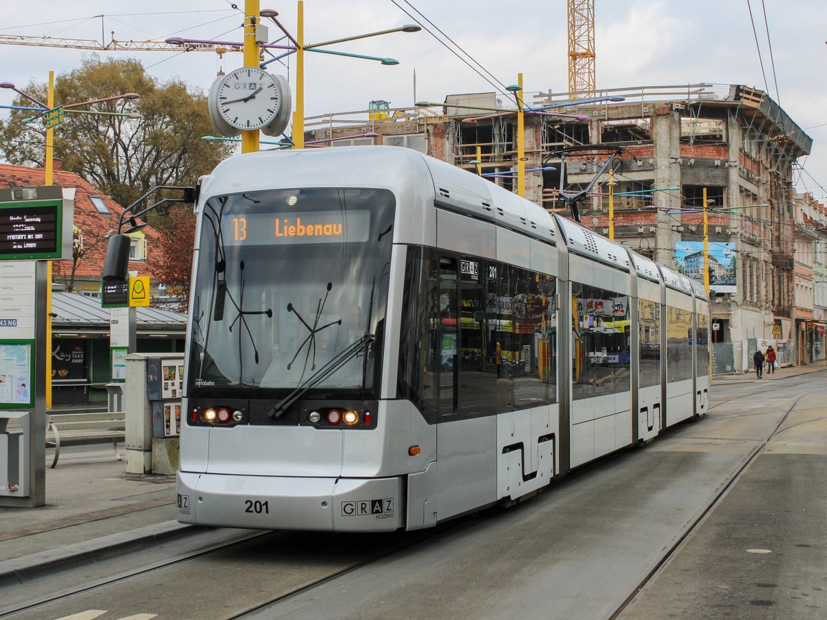 Graz. Am 13.12.2020 fanden in Graz Massentestungen auf das Coronavirus statt, dabei wurde ein Shuttleverkehr mit Einschubwagen eingerichtet.
Zwei Variobahnen waren als Linie E13 unterwegs. Das besondere daran ist, das aufgrund der Infrastruktur auf der Linie 3 und 13 im Bereich Schillerplatz keine Variobahnen auf den genannten Linien unterwegs sein können. Da die Einschübe allerdings kurzgeführt über den Jakominiplatz/Steierhof wurden, war es also doch möglich, das seltene Phänomen, eine Variobahn als  13er  zu fotografieren.
Graz Linien Variobahn 201 ist hier am Jakominiplatz zu sehen.