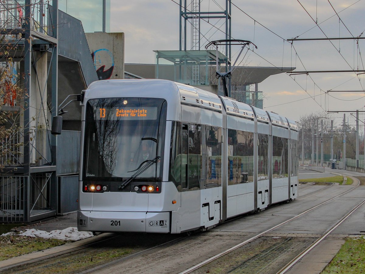 Graz. Am 13.12.2020 fanden in Graz Massentestungen auf das Coronavirus statt, dabei wurde ein Shuttleverkehr mit Einschubwagen eingerichtet. Zwei Variobahnen waren als Linie E13 unterwegs. Das besondere daran ist, das aufgrund der Infrastruktur auf der Linie 3 und 13 im Bereich Schillerplatz keine Variobahnen auf den genannten Linien unterwegs sein können. Da die Einschübe allerdings kurzgeführt über den Jakominiplatz/Steierhof wurden, war es also doch möglich, das seltene Phänomen, eine Variobahn als  13er  zu fotografieren. Graz Linien Variobahn 201 ist hier bei der Haltestelle  P+R Murpark  zu sehen.