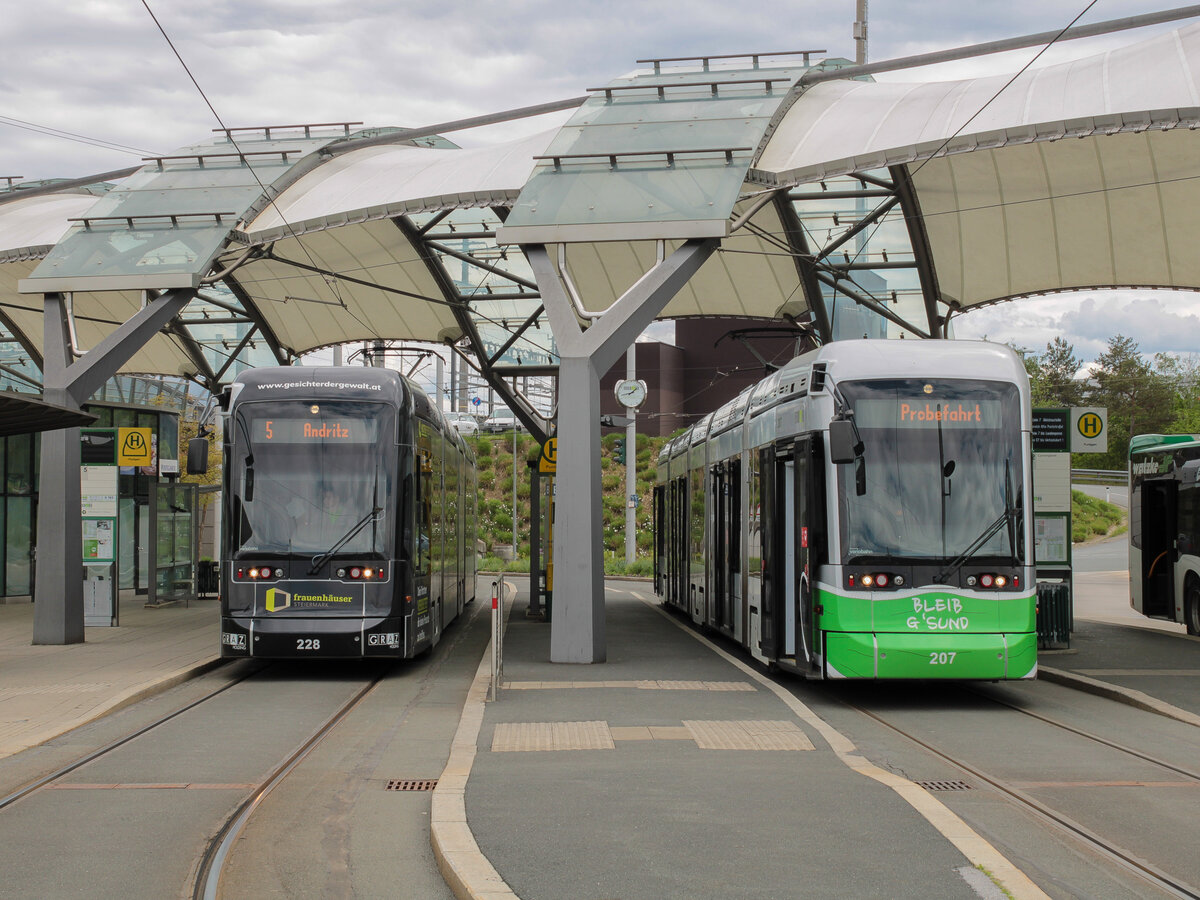 Graz. Am 14.05.2021 konnte ich Variobahn 228 und 207 als Probefahrt bzw. Linie 5 in der Schleife Puntigam ablichten.