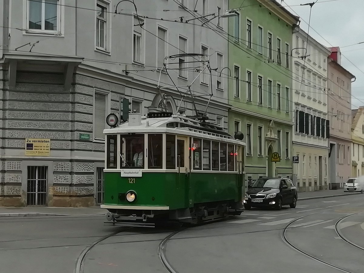 Graz. Am 14.09.2019 fuhr TW 121 als Shuttle
zum Publikunstag am Grazer Hauptbahnhof, hier in
der Steyrergasse. 