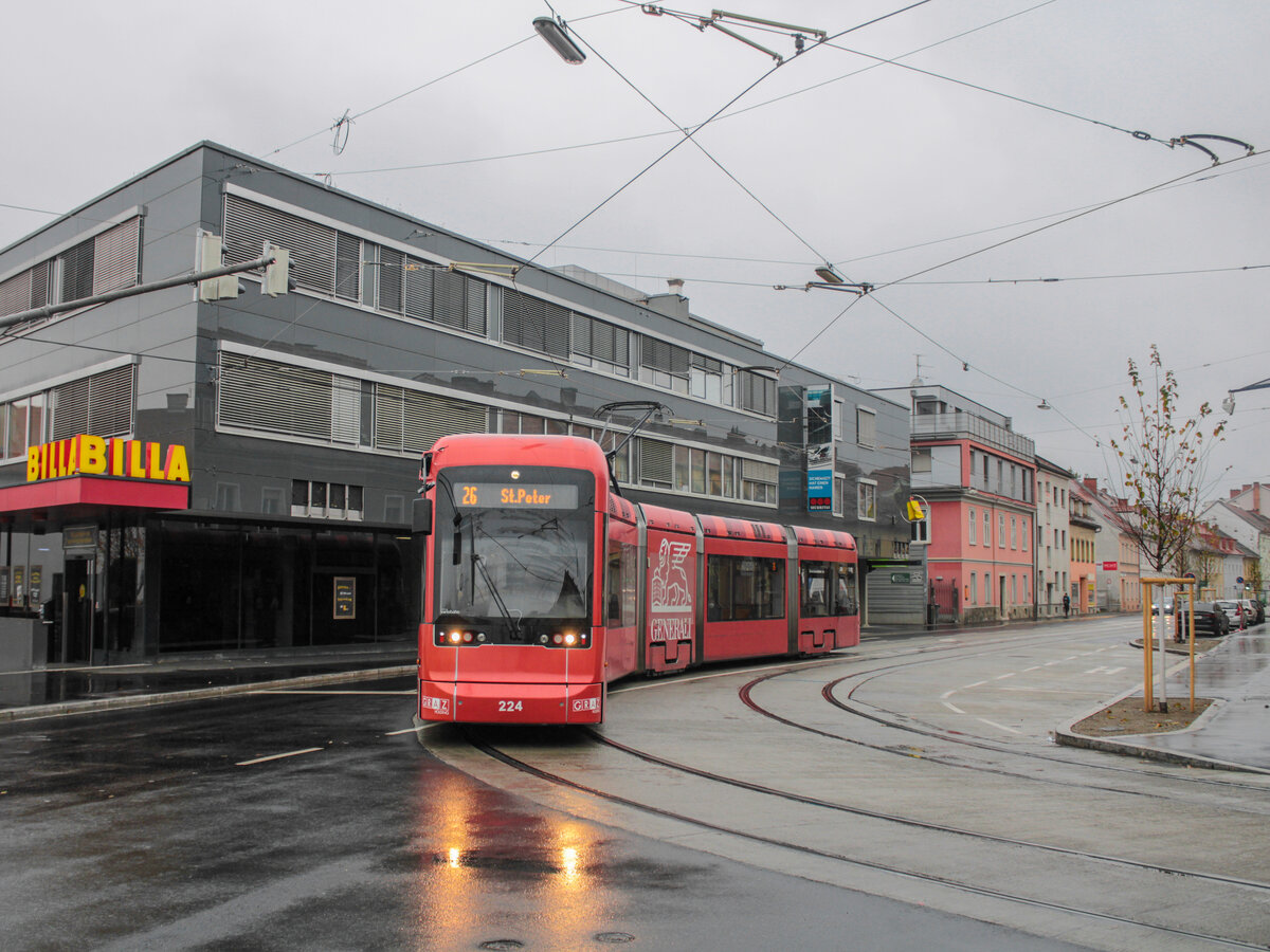 Graz. Am 14.11.2021 ergab sich die vorletzte Chance, die Linie 26 bei Tageslicht zu fotografieren. Eine Garnitur ist hier in der Münzgrabenstraße zu sehen.