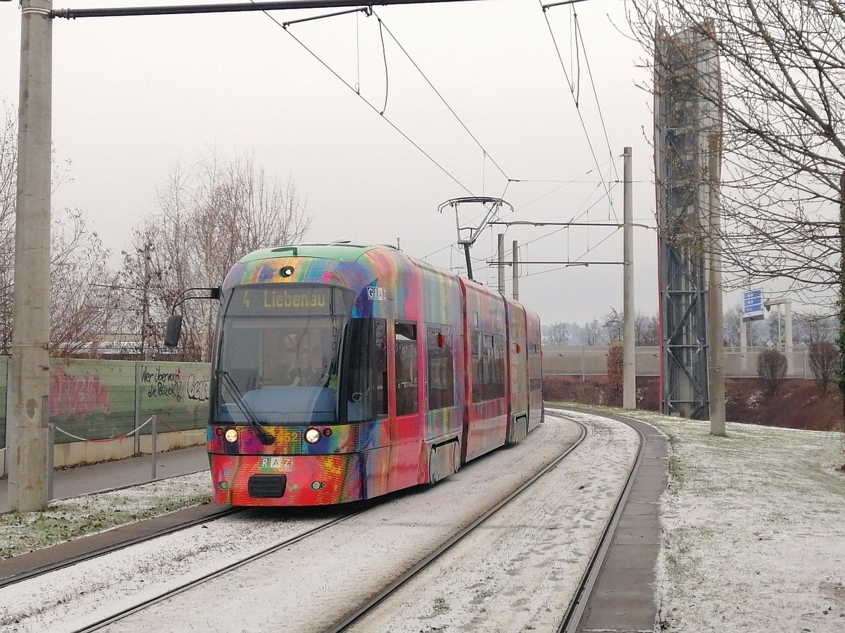 Graz. Am 14.12.2019 fuhr Cityrunner 652 auf der
Linie 4, hier kurz vor der Haltestelle P+R
Murpark. 