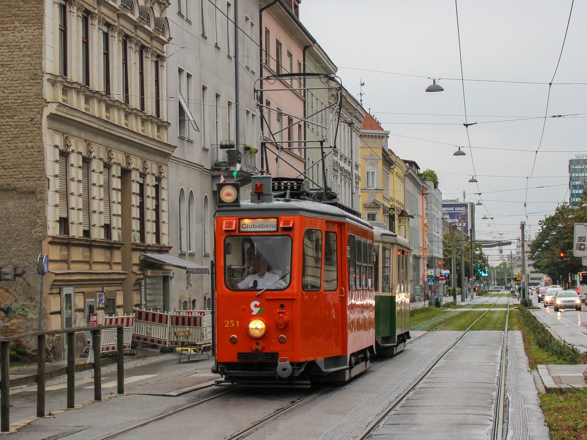 Graz. Am 15.07.2020 fand der VEF Clubabend 2020 statt. Neben einem Programm in der Steyrergasse, fand anschließend noch eine Sonderfahrt mit 251 + 401B statt, hier beim Finanzamt.