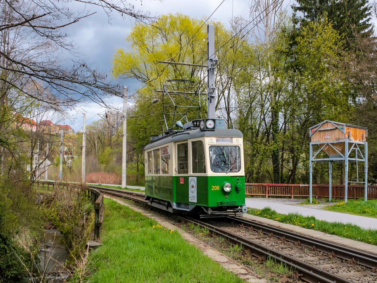 Graz. Am 16.04.2023 fand das Steirische Modellbautreffen in Graz statt, im Zuge dessen wurde ein Oldtimerverkehr eingerichtet. TW 206 des Tramway Museum Graz ist hier kurz vor Tannhof zu sehen.