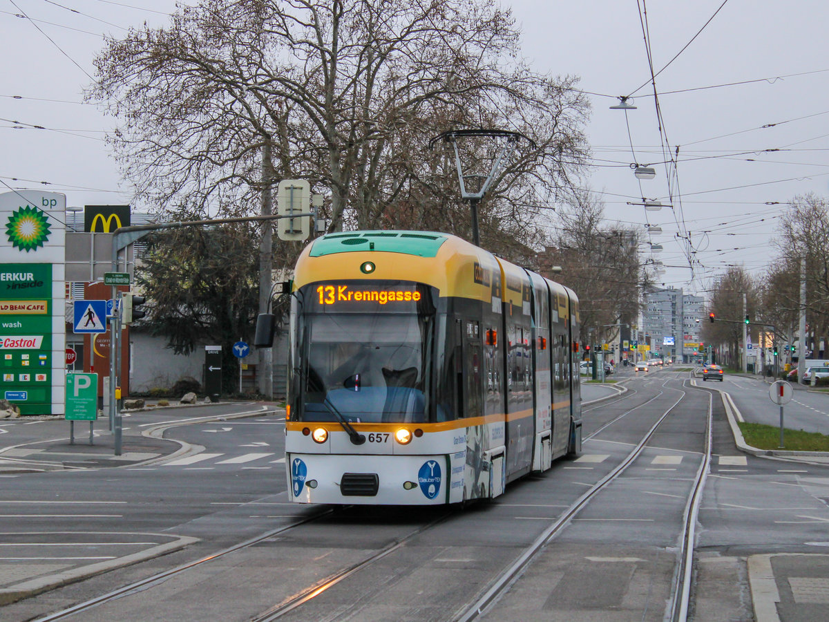 Graz. Am 18.04.2021 war Cityrunner 657 auf der Linie 13 unterwegs, hier bei der Haltestelle Fröhlichgasse/Messe.