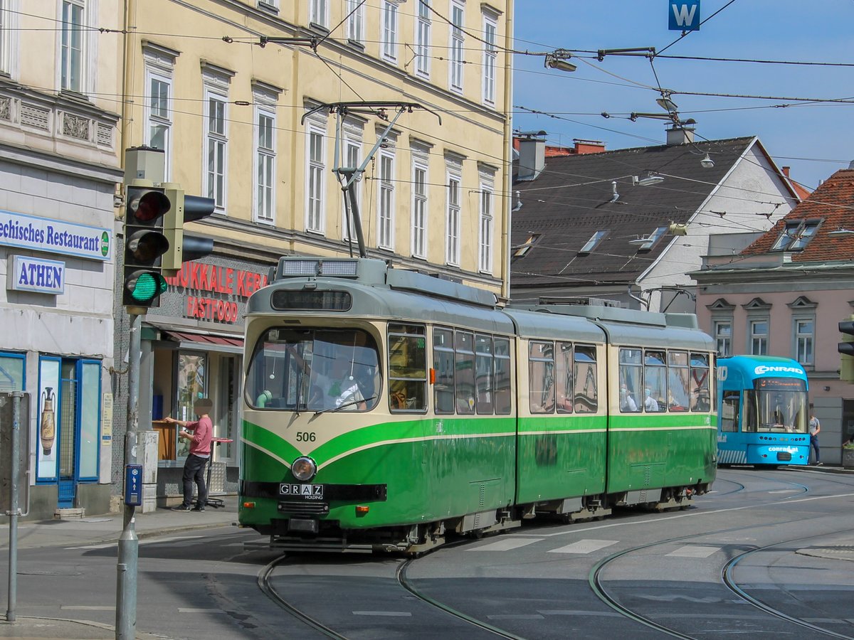 Graz. Am 18.05.2020 war TW 506 auf der Linie 3 unterwegs, hier beim Verlassen des Dietrichsteinplatzes. 