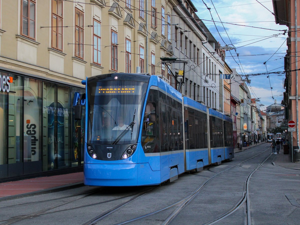 Graz. Am 18.08.2020 gab es mit der Avenio, die gerade in Graz zum testen ist, Probefahrten zwischen Wetzelsdorf und der Alten Poststraße. Die Garnitur ist hier aus der Remise Steyrergasse kommend am Jakominiplatz zu sehen.