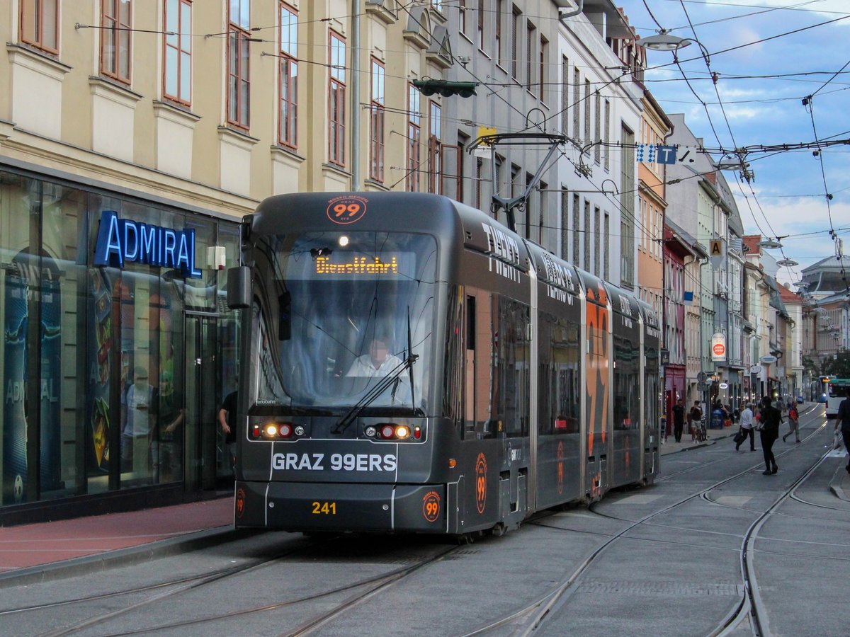 Graz. Am 18.08.2020 gab es Probefahrten mit der Avenio zwischen Wetzelsdorf und der Alten Poststraße. Zusätzlich wurden Begegnungsfahrten mit Variobahnen durchgeführt, hier zu sehen ist Variobahn 241 am Jakominiplatz.