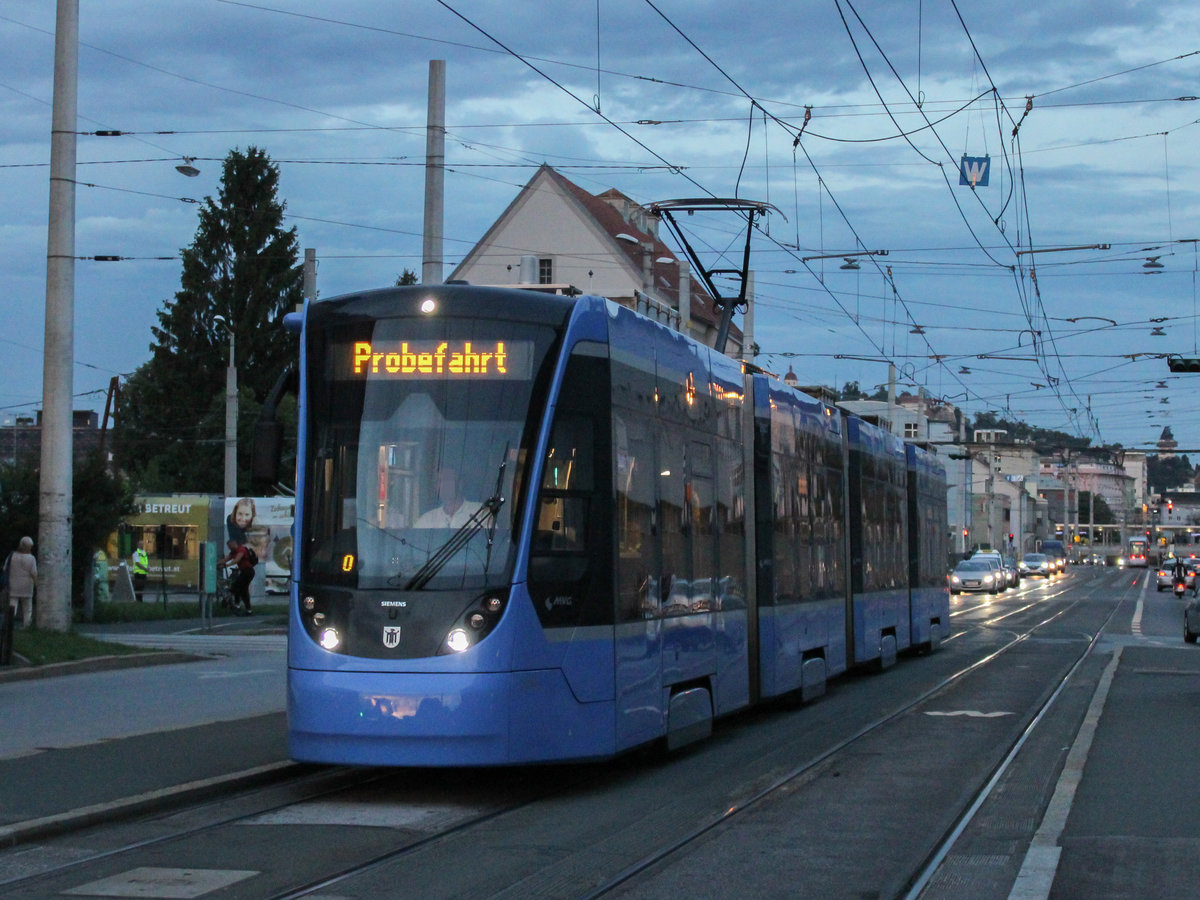 Graz. Am 18.08.2020 gab es Probefahrten mit der Avenio zwischen Wetzelsdorf und der Alten Poststraße. Die Garnitur ist hier bei der Remise Alte Poststraße zu sehen.