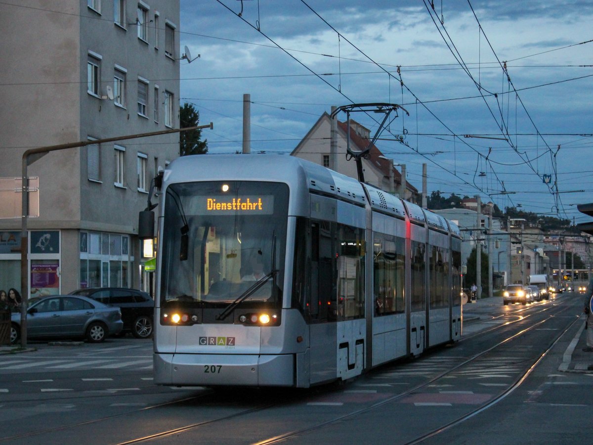 Graz. Am 18.08.2020 gab es Probefahrten mit der Avenio zwischen Wetzelsdorf und der Alten Poststraße. Zusätzlich wurden Begegnungsfahrten mit Variobahnen durchgeführt, hier zu sehen ist Variobahn 207 in der ALten Poststraße.