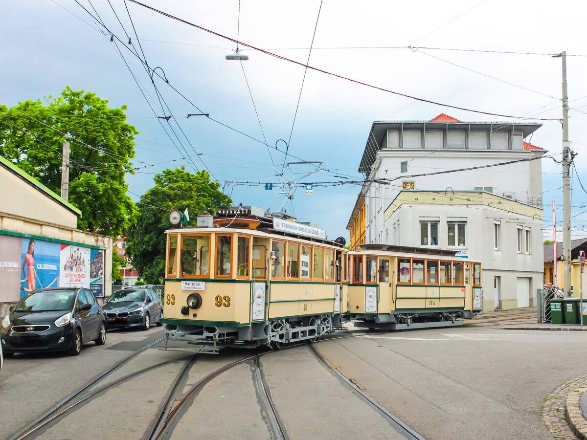 Graz. Am 20.05.2023 fanden Verschubarbeiten in der Oldtimer-Halle des Tramway Museum Graz in der Steyrergasse statt. Im Zuge dessen erblickte kurz der Oldtimer 93 samt Beiwagen 191B das Tageslicht.