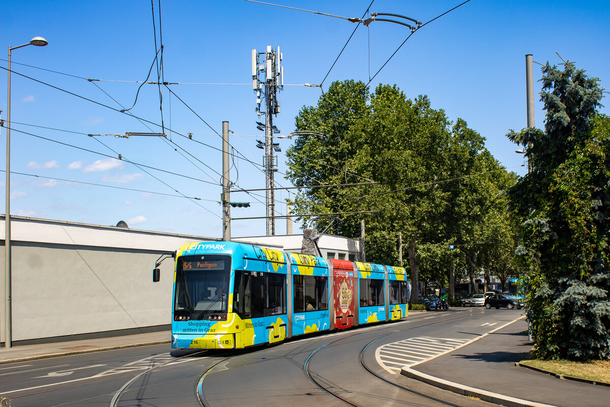 Graz. Am 21.06.2025 erreicht hier Variobahn 216 gerade die Haltestelle Zentralfriedhof.