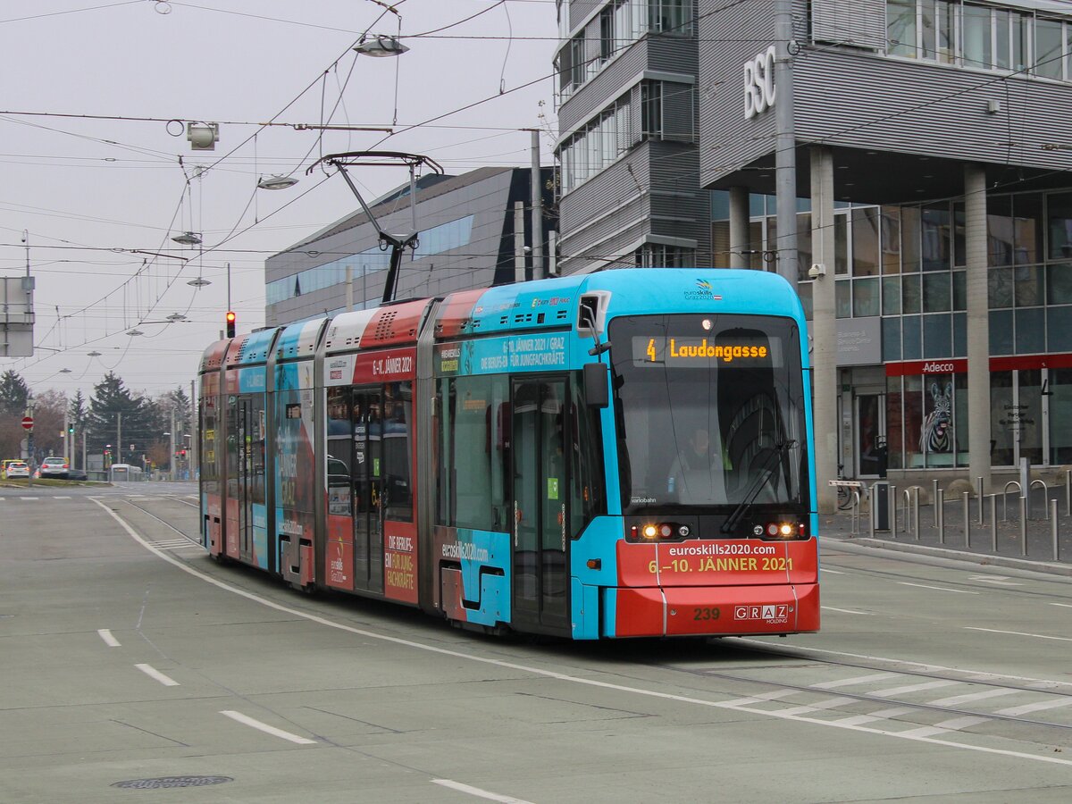 Graz. Am 2.12.2020 konnte ich die bereits entklebte Variobahn 239 vor dem Stadion Liebenau fotografisch festhalten.