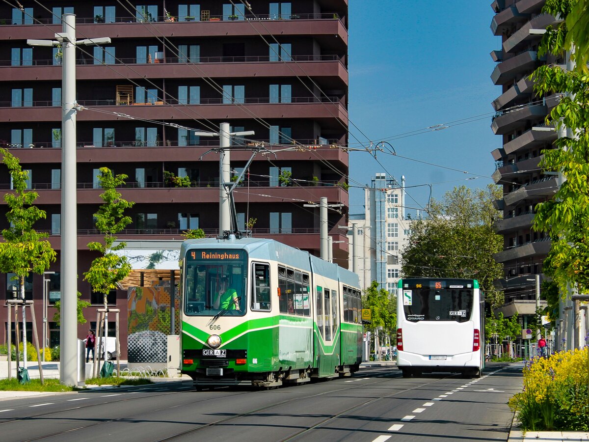 Graz. Am 22.05.2023 war der TW 606 auf der Linie 4 unterwegs, hier auf der UNESCO-Esplanade.
