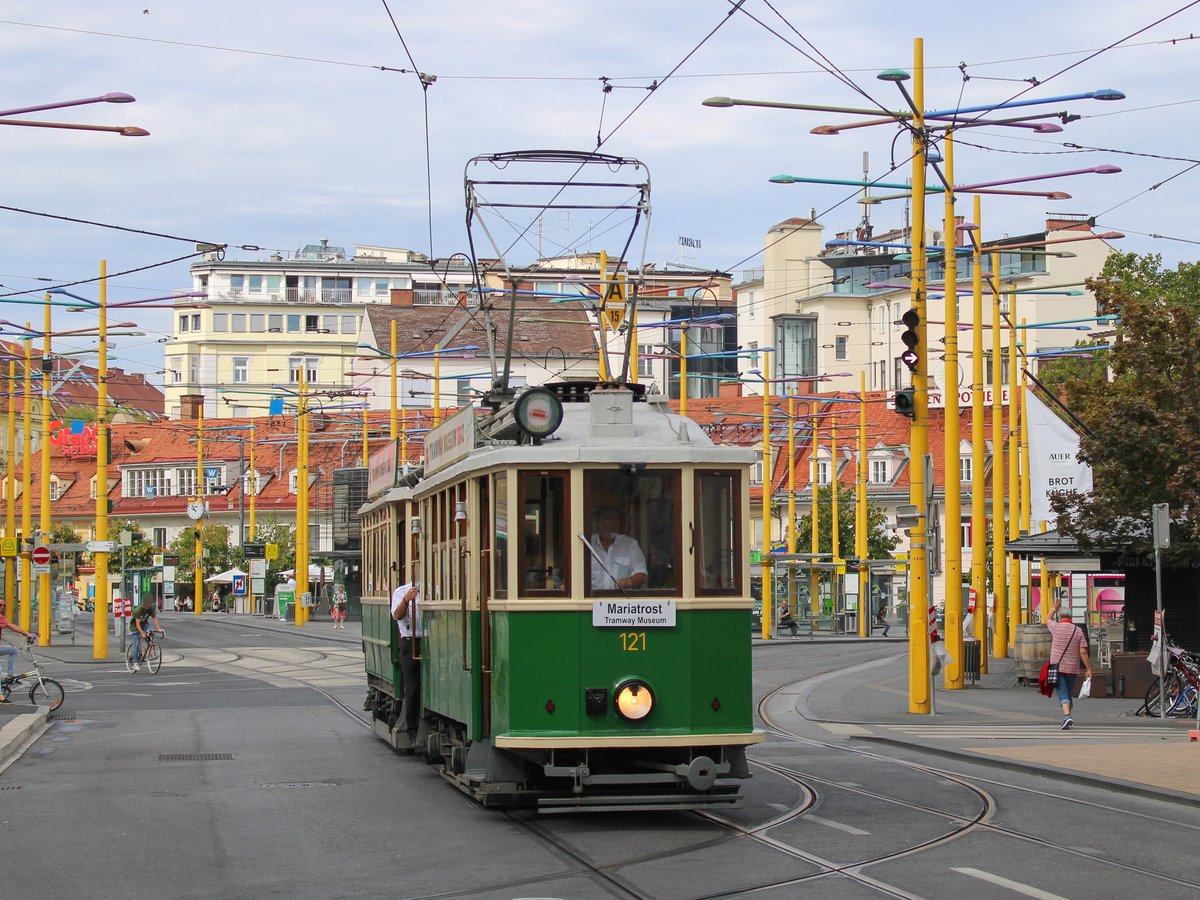Graz. Am 23.08.2020 fand der 3. Öffnungstag des Tramway Museum Graz statt. Zu Einsatz als Shuttle kam unter anderem TW 121+60B, hier vor Steirerhof.