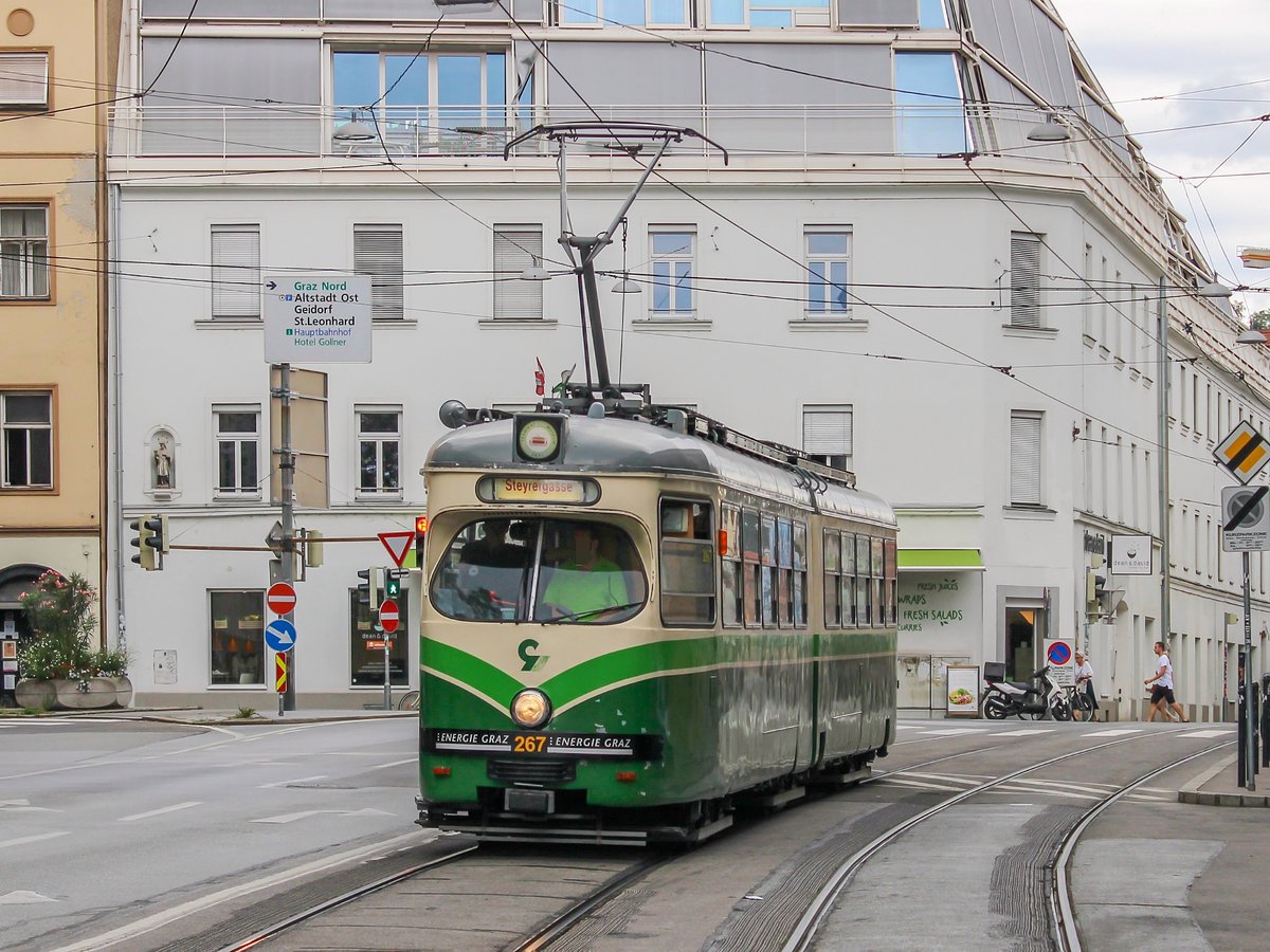 Graz. Am 23.08.2020 fand der 3. Öffnungstag des Tramway Museum Graz statt. Zu Einsatz als Shuttle kam unter anderem 267, hier bei der  Jakominirampe  auf dem Weg zur Steyrergasse. 
