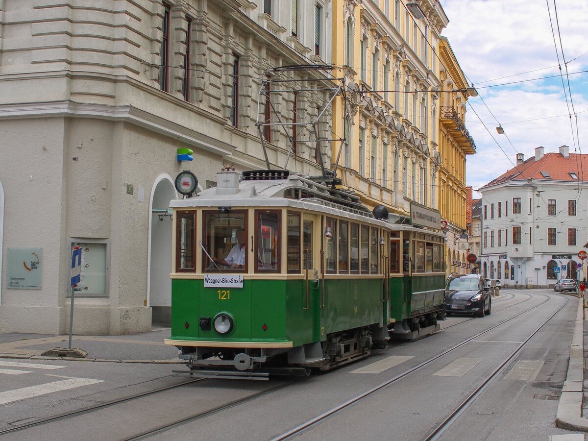 Graz. Am 23.08.2020 war Oldtimer 121 samt Beiwagen zwischen Mariatrost und Remise Alte Poststraße unterwegs. Das Gespann konnte von mir bei der Haltestelle Lichtenfelsgasse aufgenommen werden. 