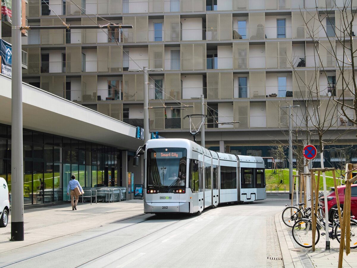 Graz. Am 24.03.2023 konnte ich Variobahn 202 in der Schleife Smart City als Linie 6 fotografieren.