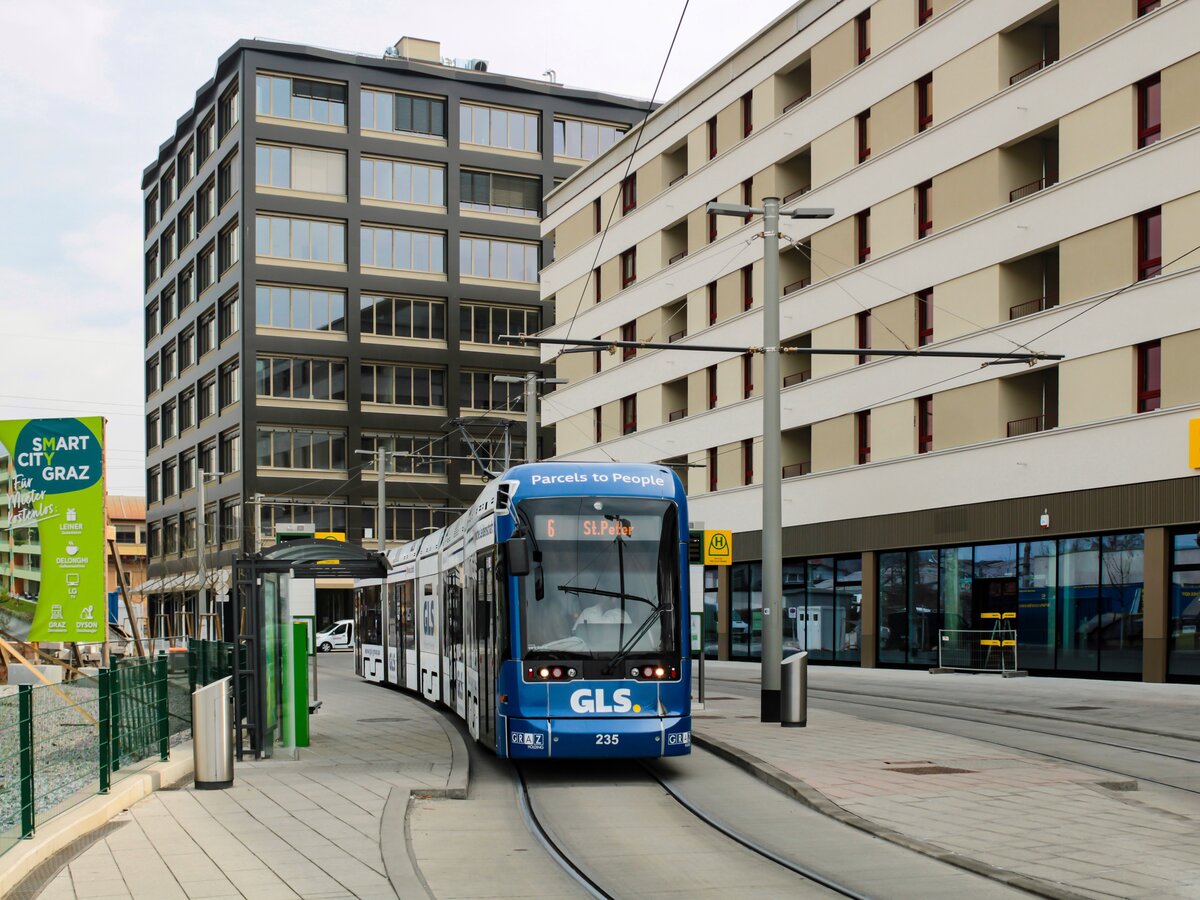 Graz. Am 24.03.2023 konnte ich Variobahn 235 in der Schleife Smart City als Linie 6 fotografieren.