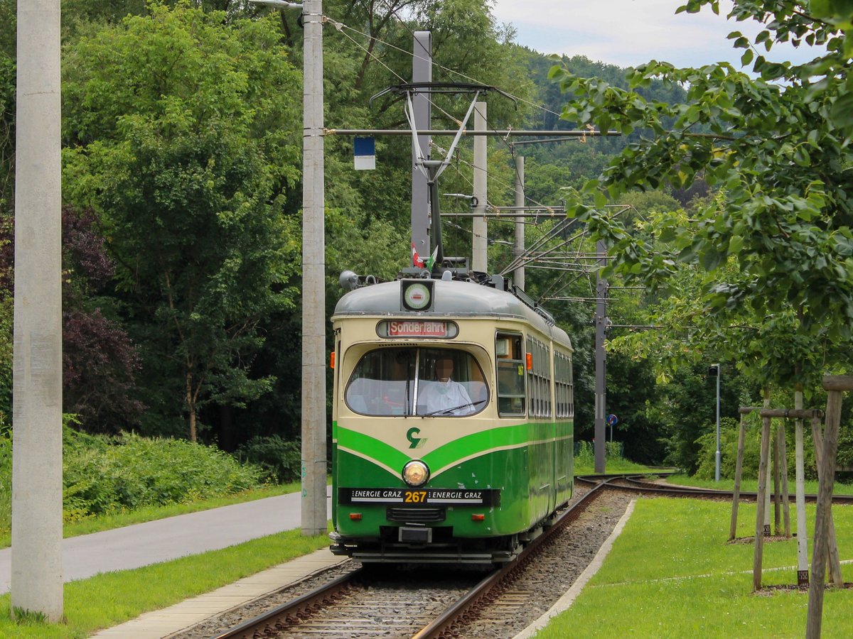 Graz. Am 26.06.2020 öffnete das Tramway Museum Graz das erste Mal seine Pforten für Besucher. TW 267 war als Shuttle zum Öffnungstag vom Jakominiplatz nach Mariatrost unterwegs, hier kurz vor der Endstation.