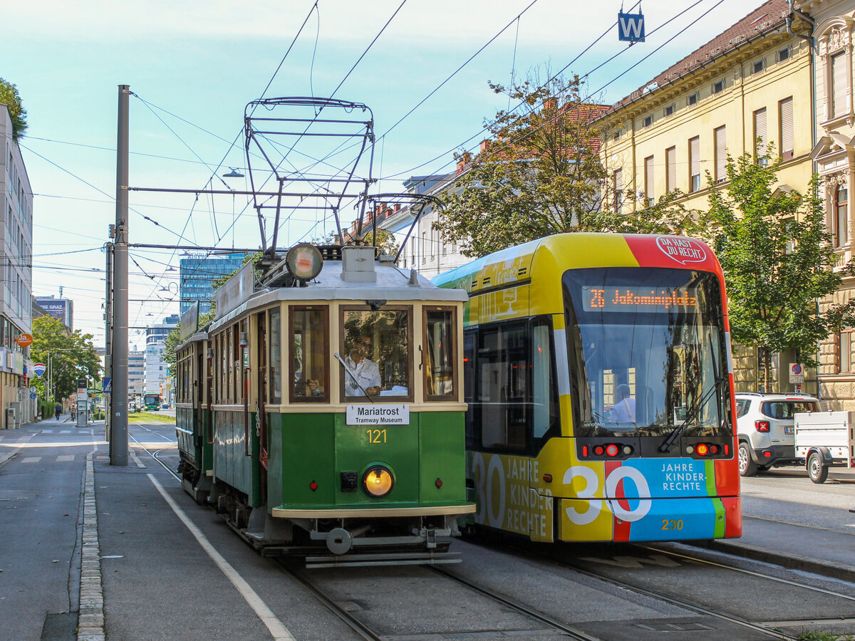 Graz. Am 26.07.2020 traf TW 121 des Tramway Museum Graz auf Variobahn 230 bei der Haltestelle Steyrergasse.