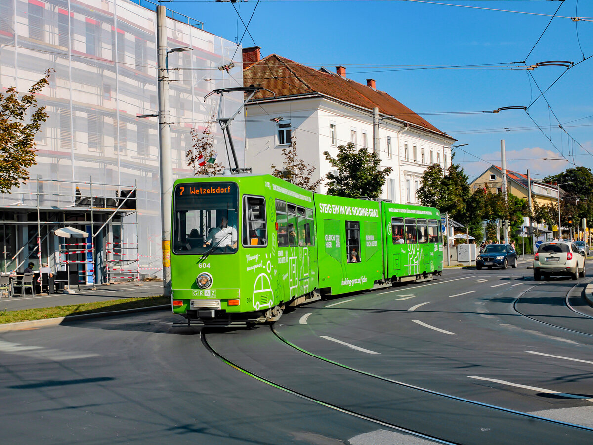 Graz. Am 26.09.2023 war der einzige Grazer Altwagen- Werbezug, TW 604, auf der Linie 7 eigeteilt, hier bei der Eggenberger Allee.