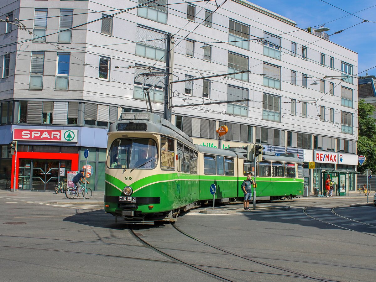 Graz. Am 28.06.2021 biegt hier TW 508 in die Steyrergasse.