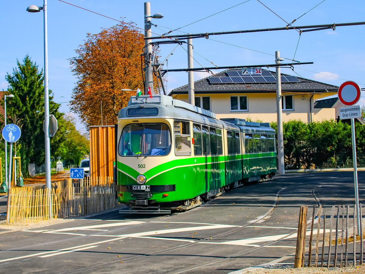 Graz. Am 28.09.2023 ist TW 502 auf der Linie 7 eingeteilt, hier in der Schleife Wetzlesdorf.