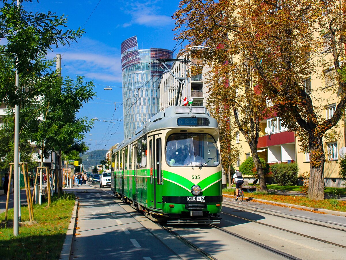 Graz. Am 28.09.2023 ist TW 505 auf der Linie 6 eingeteilt, hier bei der Haltestelle Nikolaus-Harnoncourt-Park.