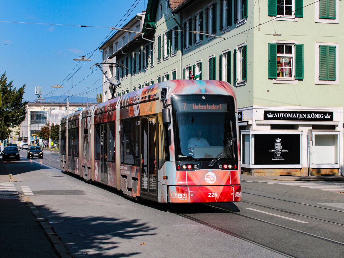 Graz. Am 28.09.2023 ist Variobahn 226 auf der Linie 7 eingeteilt, hier bei der Karl-Morre-Straße.