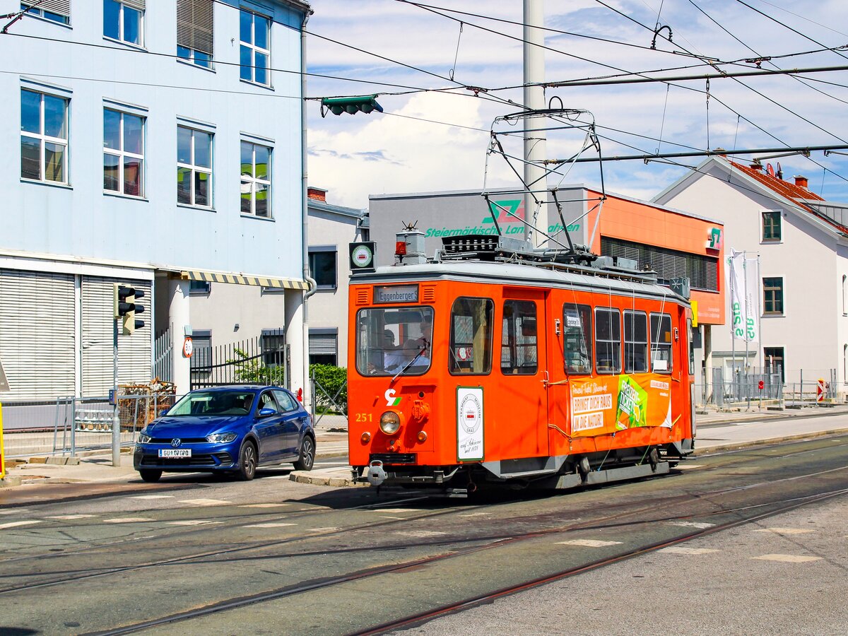 Graz. Am 29.07.2023 fährt hier der Arbeitswagen 251 vom Tramway Museum Graz in Richtung Eggenberger Straße, aufgenommen kurz nach Verlassen der Haltestelle Köflacher Gasse.