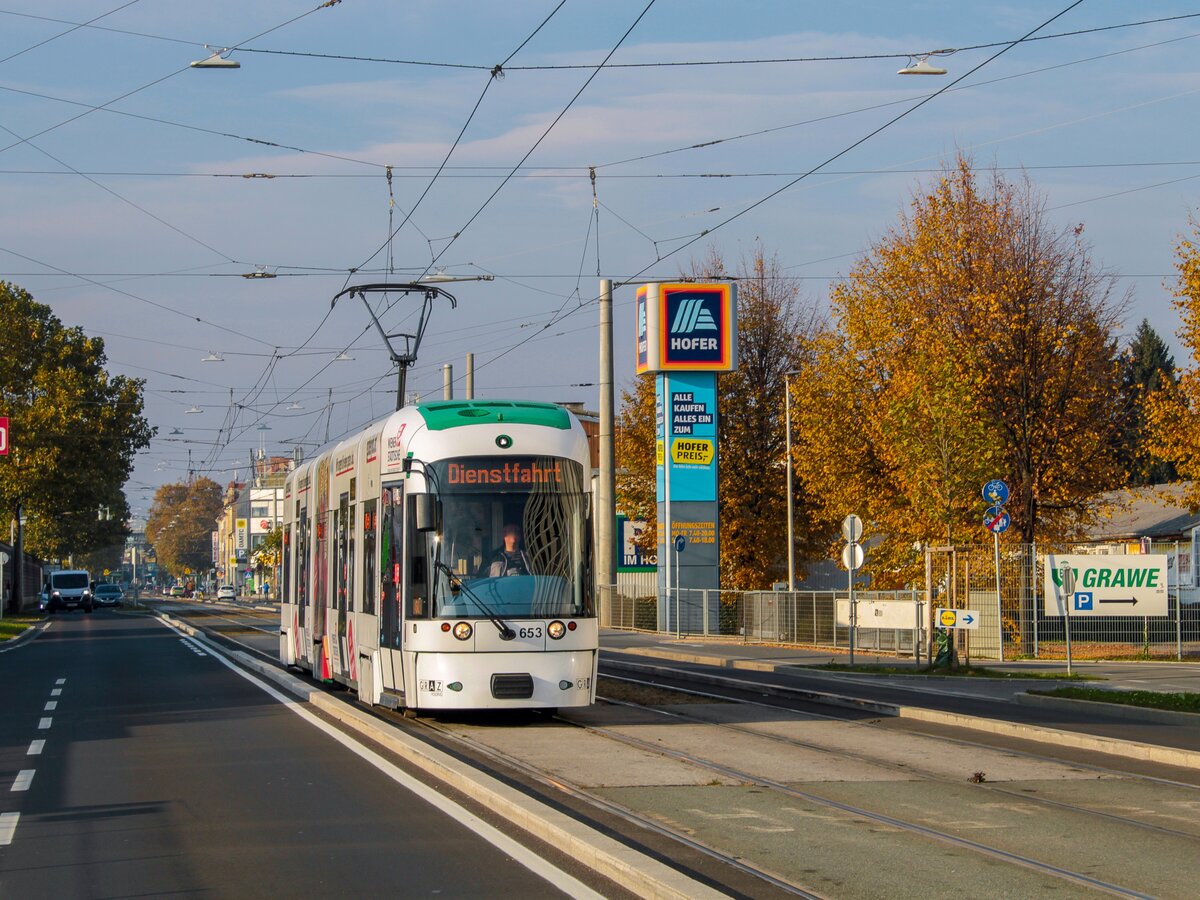 Graz. Am 31.10.2021 ist Cityrunner 653 der Graz Linien auf Dienstfahrt, hier kurz vor dem Stadion Liebenau.