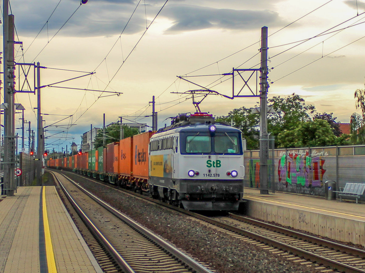 Graz. Am Abend des 04.05.2020 durchfuhr die 1142 578 den Bahnhof Graz Don Bosco mit einem Containerzug. 