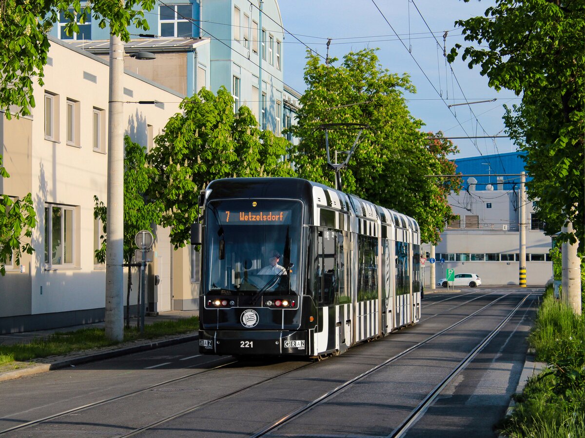Graz. Am Abend des 04.05.2023 konnte ich Variobahn 221 als Linie 7 in der Asperngasse fotografieren.