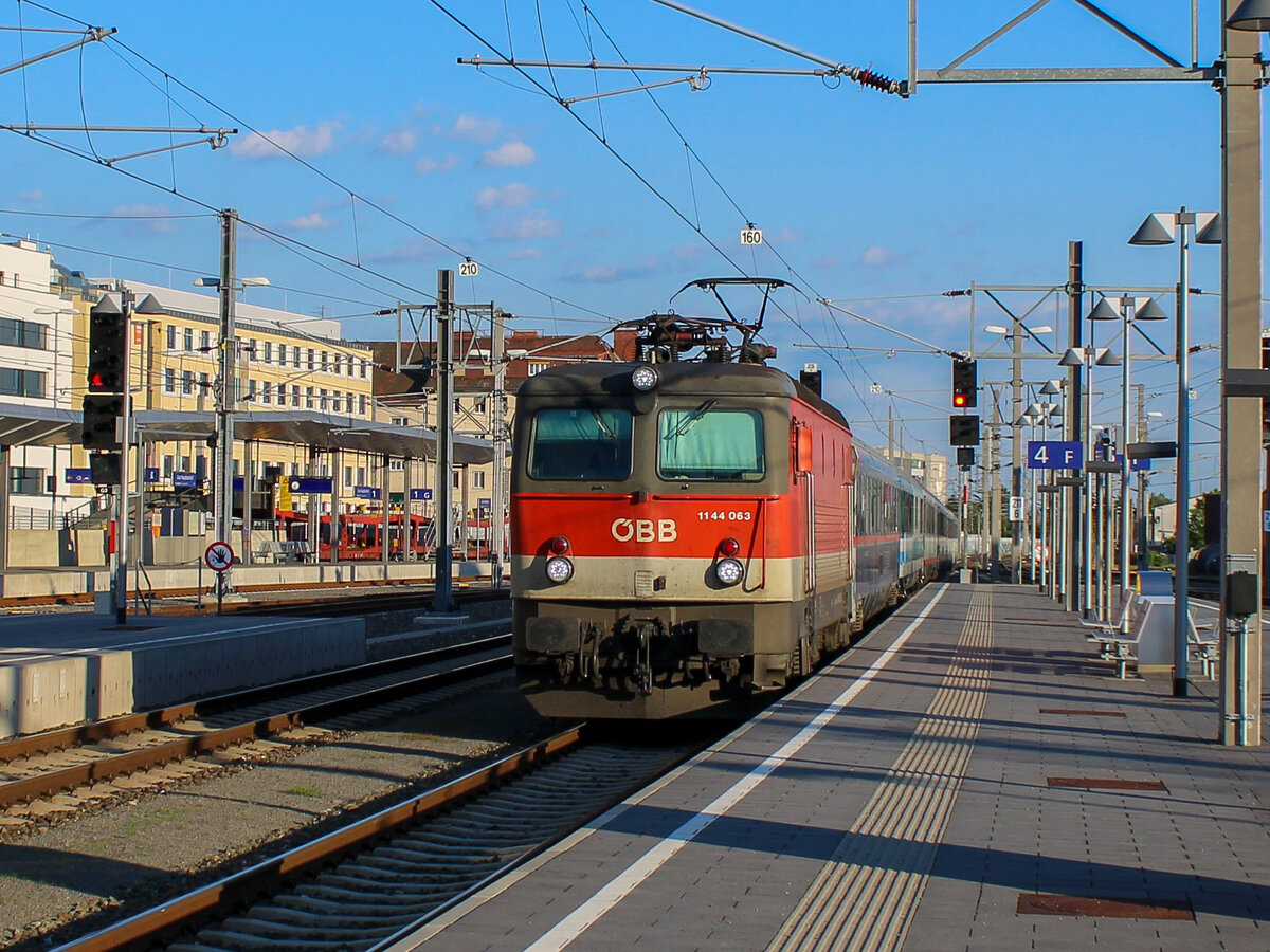 Graz. Am Abend des 22.6.2020 erreicht die ÖBB 1144 063 mit einem Eurocity den Grazer Hauptbahnhof.