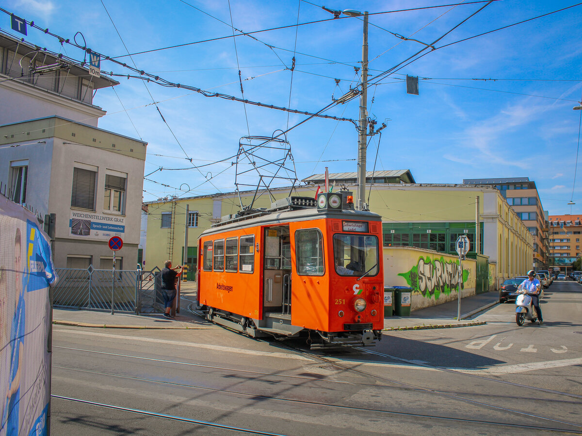 Graz. Am Abend des 28.06.2021 veranstaltete das Tramway Museum Graz eine Sonderfahrt mit dem ehemaligen Arbeitswagen 251. Zu sehen ist der Treibwagen bei der Abfahrt in der Steyrergasse.