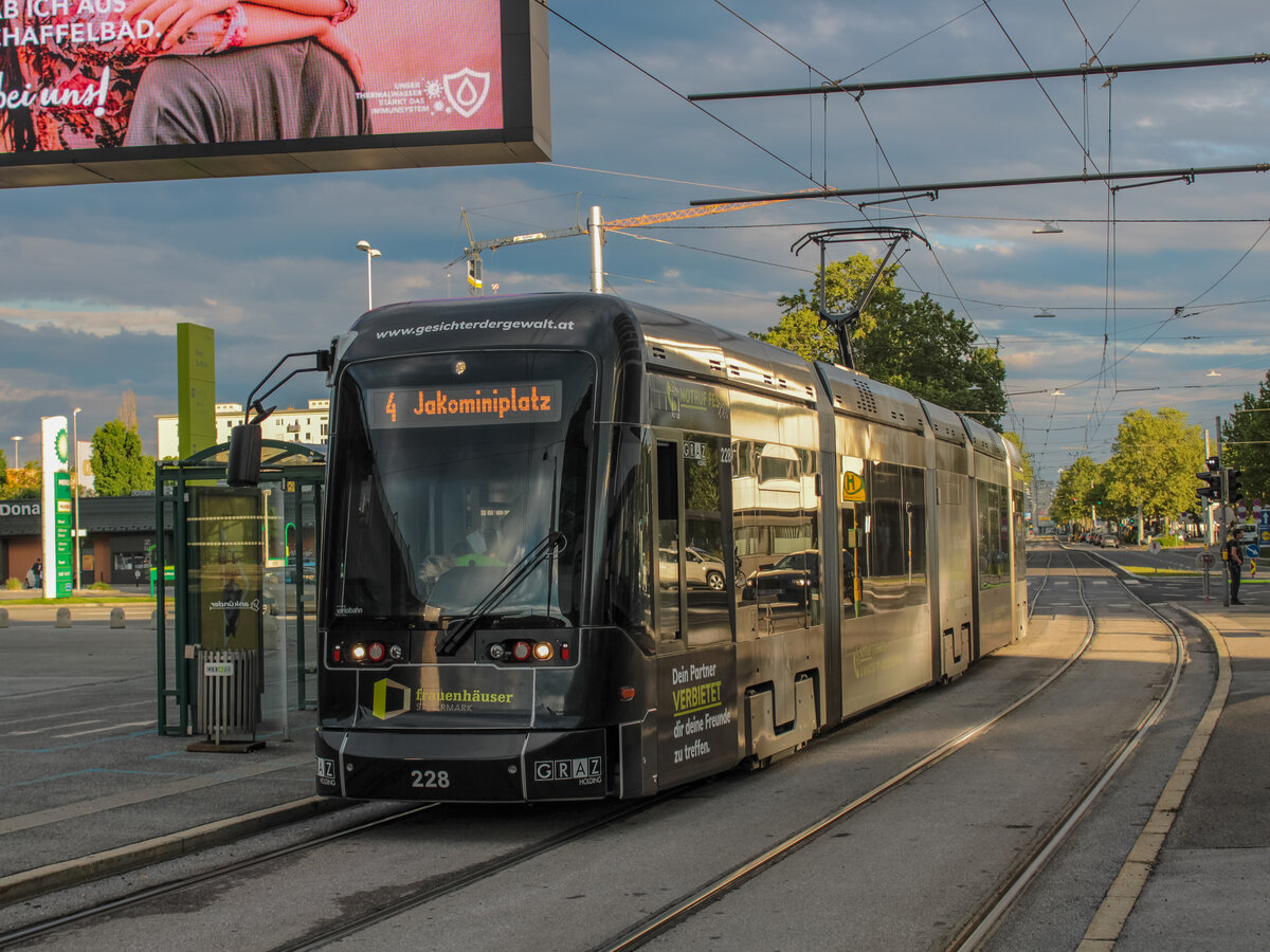 Graz. Am Abend des 29.05.2021 steht die Variobahn 228 in der Haltestelle Fröhlichgasse.