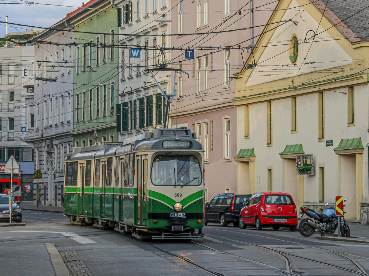 Graz. Am Abend des 30.04.2021 zieht hier TW 502 der Graz Linien als Linie 6 in die Remise Steyrergasse ein.