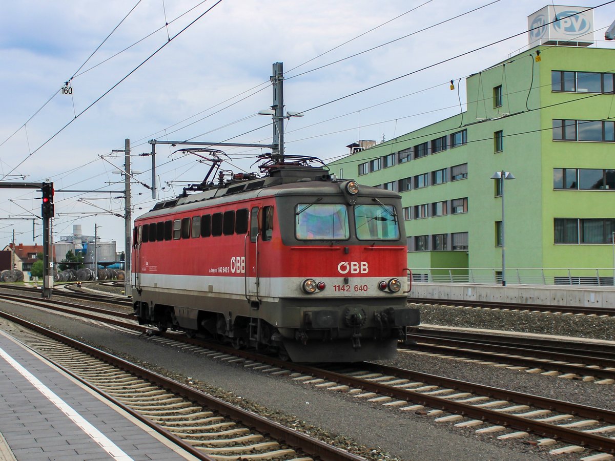 Graz. Am frühen Morgen des 16.06.2020 zog die ÖBB 1142 640 den Eurocity 164 Transalpin von Graz nach Zürich. Hier ist die Lok wieder aus Zürich in Graz eingetroffen und Rangiert im südlichen Zeil des Bahnhofes. Leider wird diese Reihe in voraussichtlich 2-3 Jahren bei den ÖBB verschwunden sein.