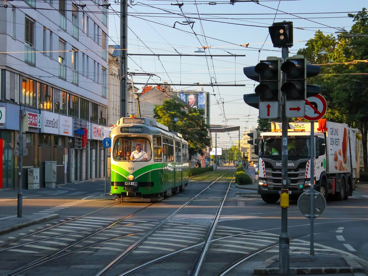 Graz. Am frühen Morgen des 29.06.2023 ist TW 505 als Linie 4 nach Reininghaus unterwegs, hier bei der Steyrergasse.