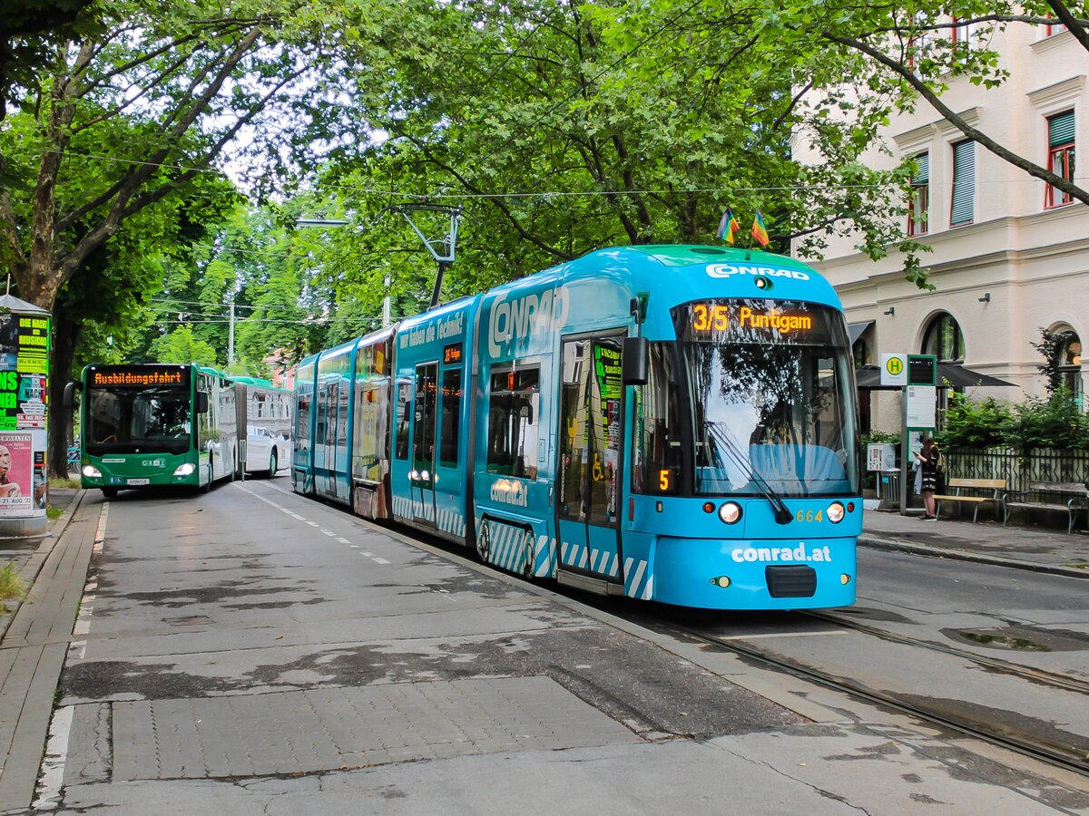 Graz. Am Morgen des 17. Juni 2022 konnte ich Cityrunner 664 der Graz Linien als Linie 3/5 in der Krenngasse fotografieren.