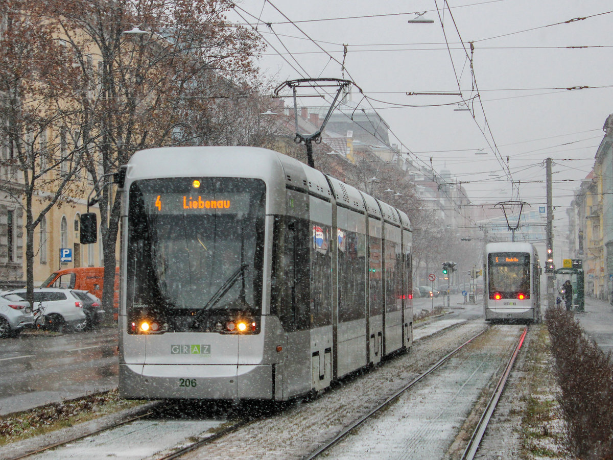 Graz. Am Nachmittag des 02.12.2020 gab es in Graz ein leichtes Schneetreiben, ehe in der Nacht auf den nächsten Tag 10 Zentimeter Neuschnee fallen. Variobahn 206 konnte ich als Linie 4 bei der Haltestelle Jakominigürtel/tim ablichten.
