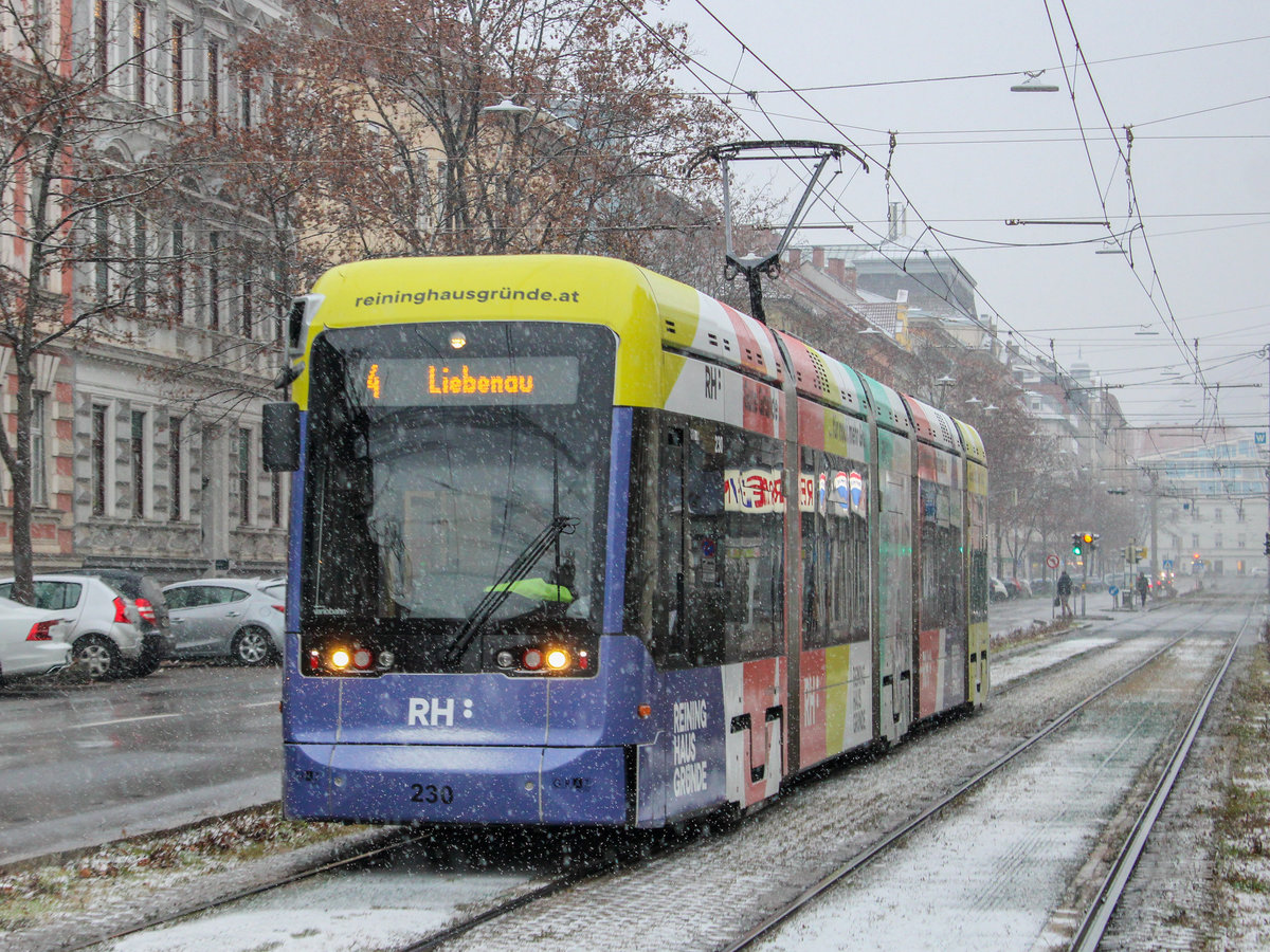 Graz. Am Nachmittag des 02.12.2020 gab es in Graz ein leichtes Schneetreiben, ehe in der Nacht auf den nächsten Tag 10 Zentimeter Neuschnee fallen. Variobahn 230 mit Werbung für die Reininghausgründe konnte ich als Linie 4 vor der Haltestelle Jakominigürtel/tim ablichten.