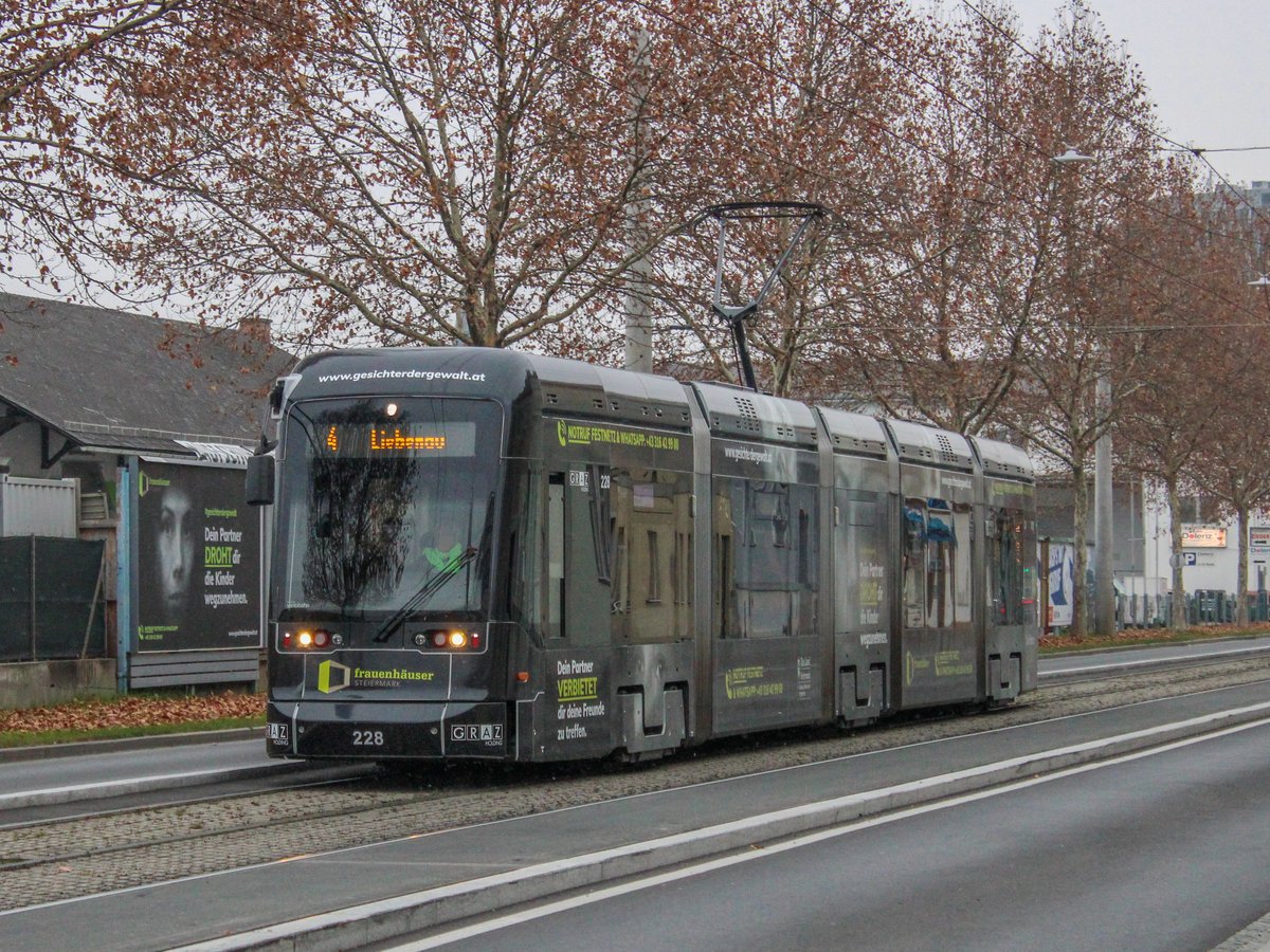 Graz. Am Nachmittag des 02.12.2020 gab es in Graz ein leichtes Schneetreiben, ehe in der Nacht auf den nächsten Tag 10 Zentimeter Neuschnee fallen. Variobahn 228 mit Werbung für Frauenhäuser Steiermark konnte ich als Linie 4 in der Conrad-von-Hötzendorf-Straße ablichten.