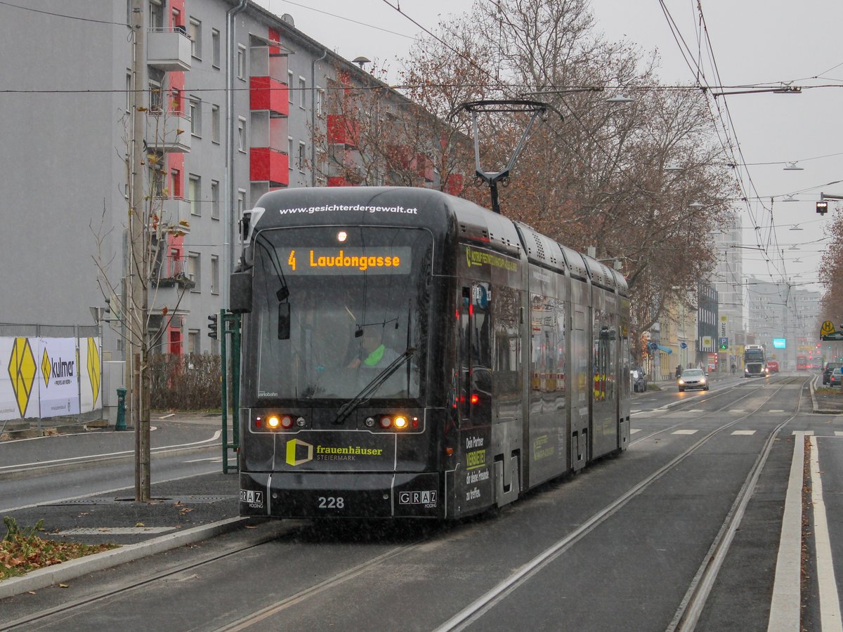 Graz. Am Nachmittag des 02.12.2020 gab es in Graz ein leichtes Schneetreiben, ehe in der Nacht auf den nächsten Tag 10 Zentimeter Neuschnee fallen. Variobahn 228 mit Werbung für Frauenhäuser Steiermark konnte ich als Linie 4 vor der neuen Haltestelle Ostbahnhof ablichten.