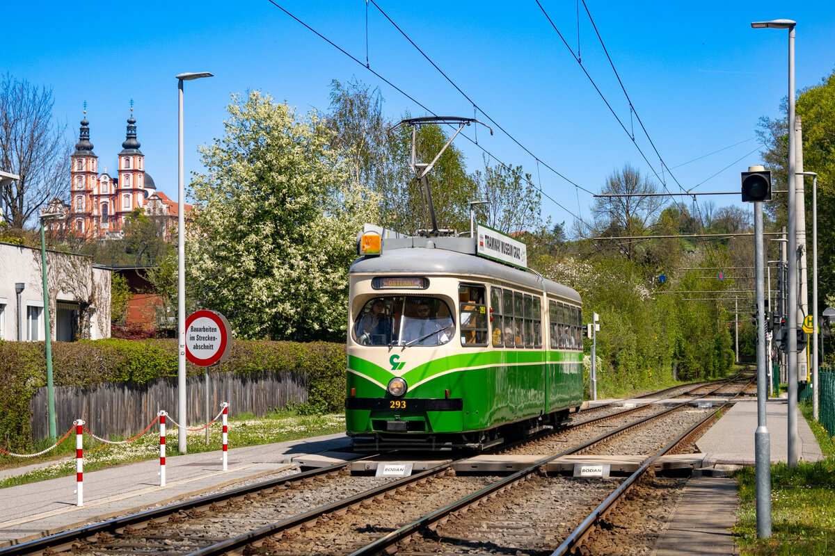 Graz. Am Ostersonntag, den 20.04.2025, fanden mehrere Sonderfahrten auf der Strecke nach Graz-Mariatrost statt. Gefahren wurde mit zwei Lizenzbauten von DUEWAG, unter anderem dem ehemaligen Wiener E1 des Tramway Museum Graz, welcher 2007 bei den Wiener Linien ausgemustert wurde und nachfolgend bis 2012 bei den Graz Linien im Planverkehr eingesetzt wurde. Der Wagen ist hier in der Haltestelle Teichhof zu sehen, links im Bild ist die über Mariatrost thronende Basilika zu sehen.