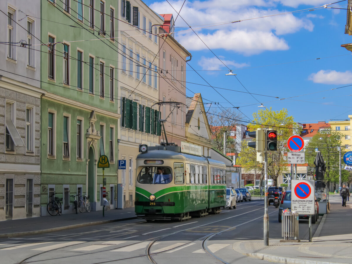 Graz. Am Ostersonntag, am 17.04.2022, war Triebwagen 293 (in Wien als Wagen 4706 unterwegs) das 1. Mal offiziell auf Sonderfahrt.
Die drei Straßenbahnwagen der Serie 290 (insgesamt 3 Triebwagen, 291-293) wurden im Frühjahr/Sommer 2007 von den Wiener Linien aufgekauft. Die Garnituren wurden zur Überbrückung gekauft, bis die Neuwagen des Types  Stadler Variobahn  in Betrieb genommen werden konnten. Um ca. 2012 wurden dann die 290er abgestellt. Die TW 291 und 292 wurden schließlich im Herbst 2018 am Remisengelände in der Steyrergasse verschrottet; TW 293 konnte mit einem Steuerungsdefekt vom Tramway Musuem Graz von der Verschrottung bewahrt werden. Nach ca. 3-4 Jahren konnte der TW 293 wieder in Betrieb genommen werden.
Hier ist er am 17.04.2022 als Osterbim in der Steyrergasse zu sehen.