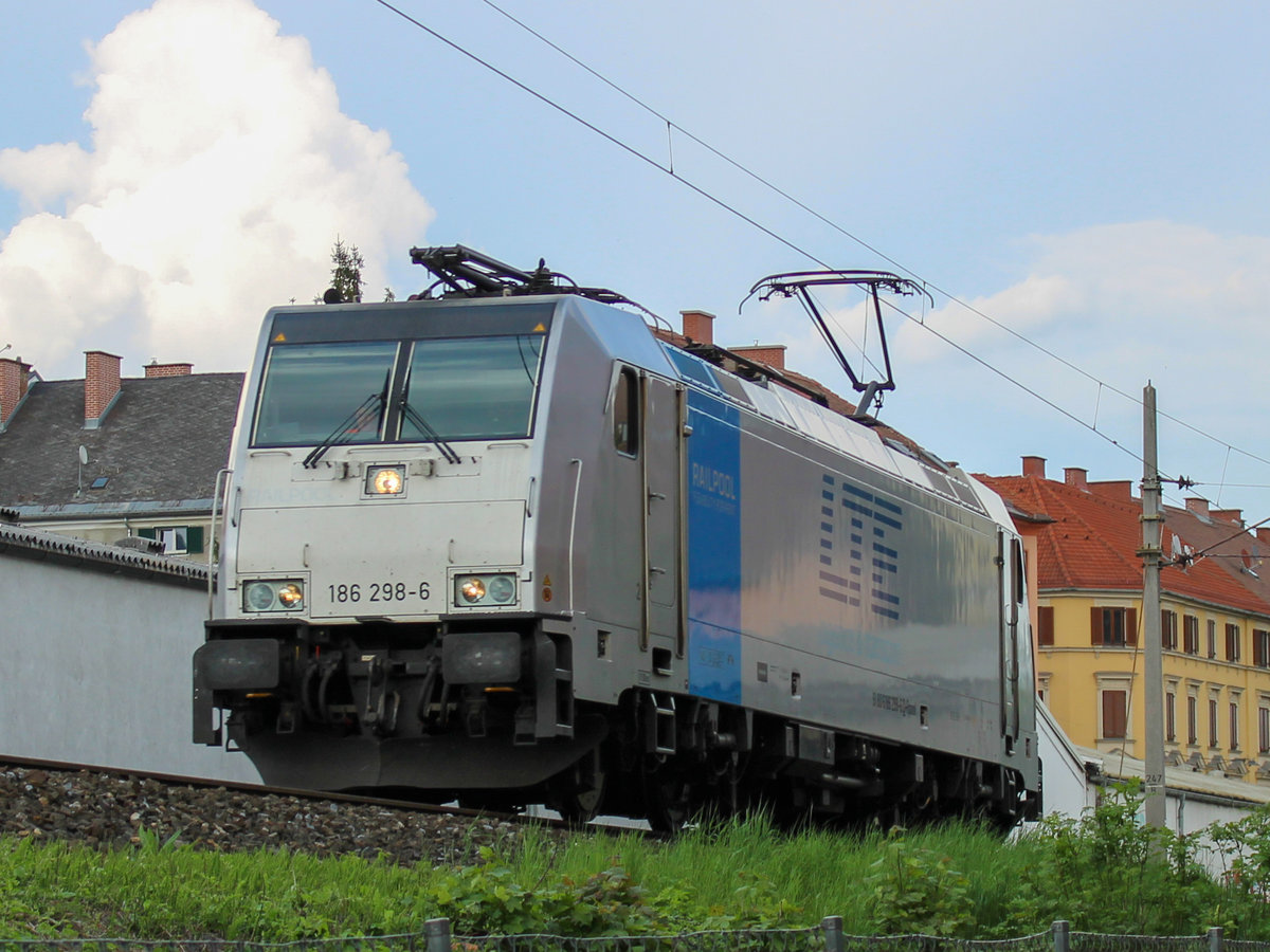 Graz. Am Sonntag, dem 26.04.2020, fuhr die 186 298 als Lokzug gemeinsam mit einer Schwesterlok nach Graz Liebenau, wo sie dann abgestellt wurden. Am 28.04.2020 konnte ich die Lok wieder sehen, hier in der Neuholdaugasse auf dem Weg Richtung Graz Hauptbahnhof. Kurz darauf kam noch die Schwesterlok vorbei. 